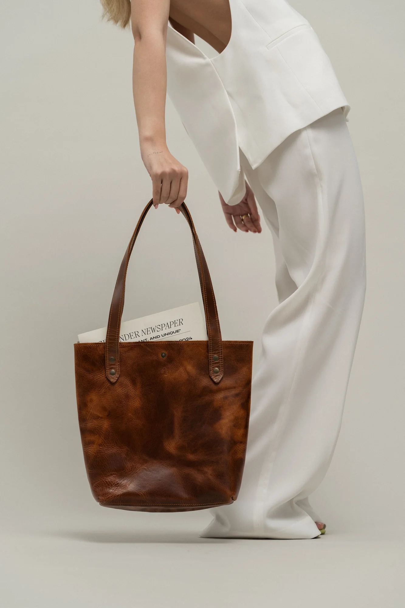 Bolso de lona con detalles refinados de cuero